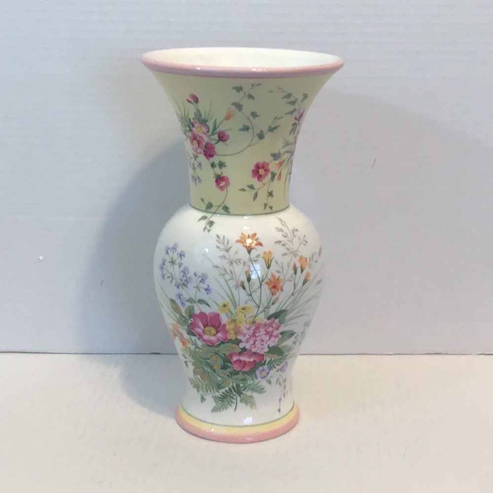 Vase Laura Ashley home bouquet flowers pastels